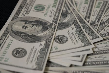 Queda na Selic no Brasil e manutenção dos juros nos EUA deve desvalorizar o dólar