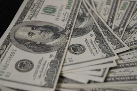 Queda na Selic no Brasil e manutenção dos juros nos EUA deve desvalorizar o dólar