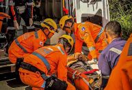 Dois jovens ficam feridos após acidente entre carro e moto na MGC-135