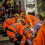 Dois jovens ficam feridos após acidente entre carro e moto na MGC-135