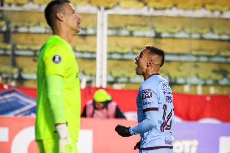 Robson Matheus celebra um de seus gols pelo Bolívar contra o Fluminense
