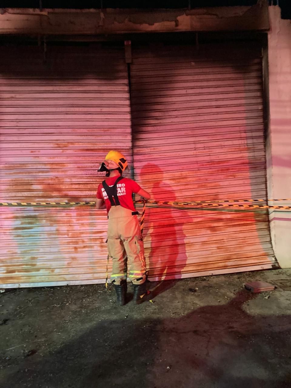 Fábrica de sofás é atingida por incêndio em bairro de Montes Claros