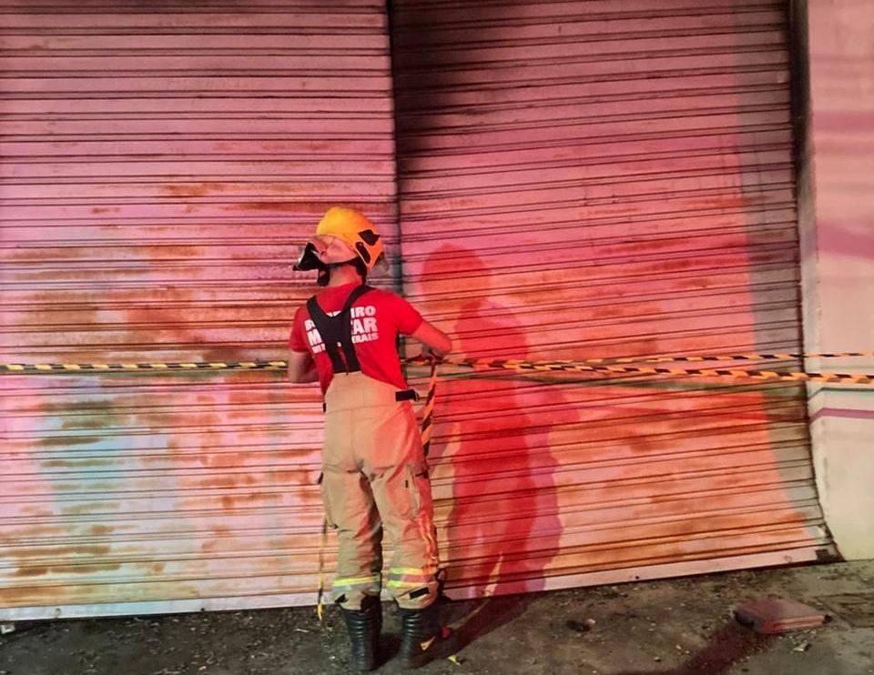 Fábrica de sofás é atingida por incêndio em bairro de Montes Claros