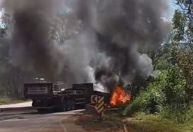 Motociclista morre em acidente com carreta na BR-040, em Itabirito; veículo pega fogo