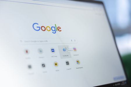 Tela de computador ligada com destaque para a logo do Google