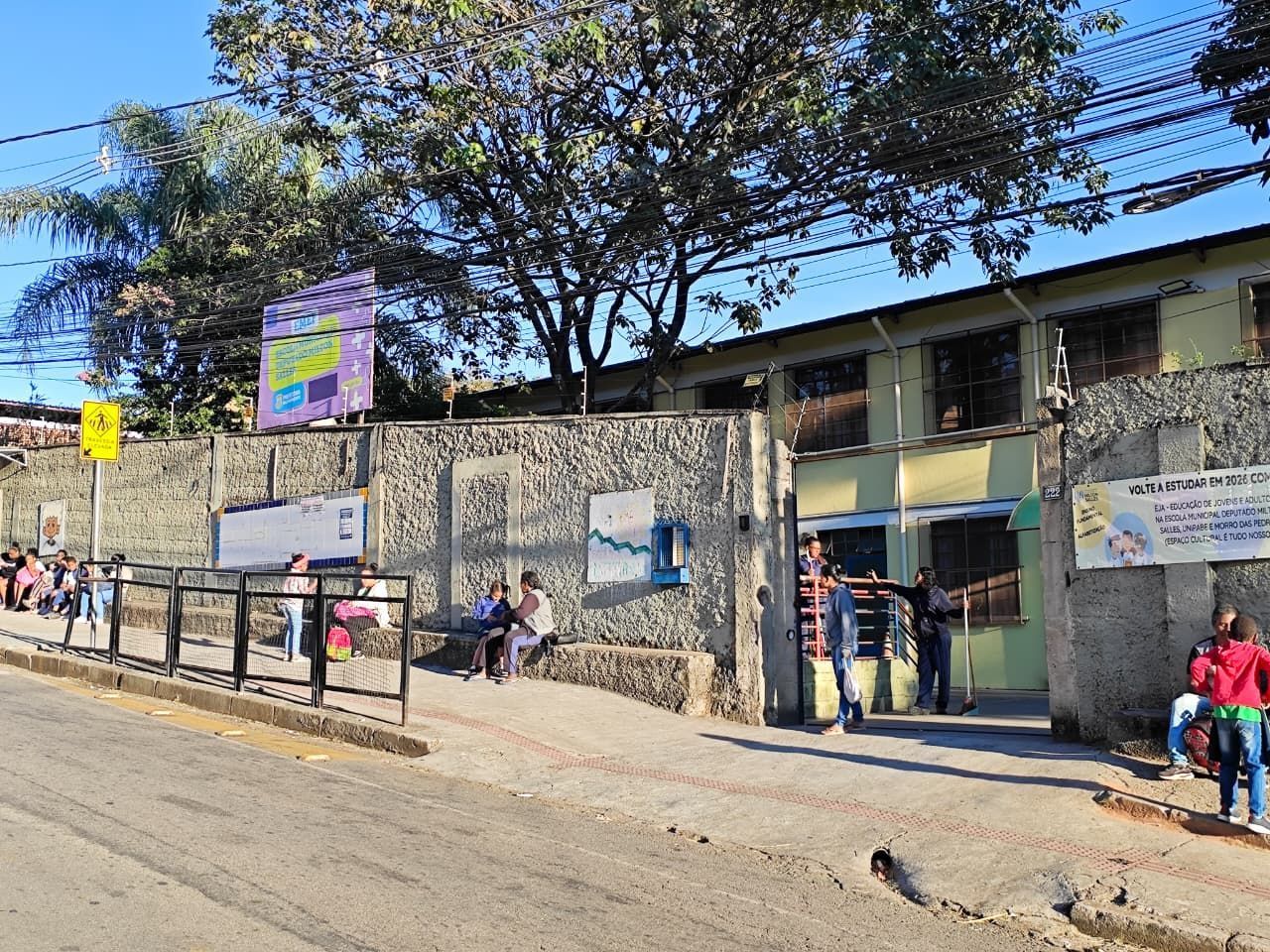 Professores e terceirizados fazem paralisação na rede municipal de BH nesta quinta (16)