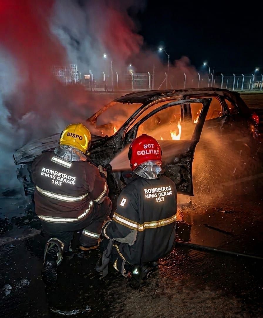 Apagão: Veículo fica totalmente destruído após pane na LMG-605, em Januária