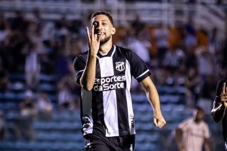 Júlio César comemora um dos gols do Ceará sobre o Jacuipense