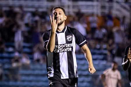 Júlio César comemora um dos gols do Ceará sobre o Jacuipense