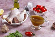 O truque com vinagre que deixa o frango mais macio e suculento