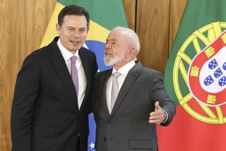 O presidente Lula (esq.) e o primeiro-ministro português, Luís Montenegro (dir.)