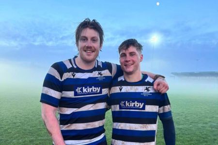 Peter Claffey ao lado do irmão, que ainda é jogador de rugby