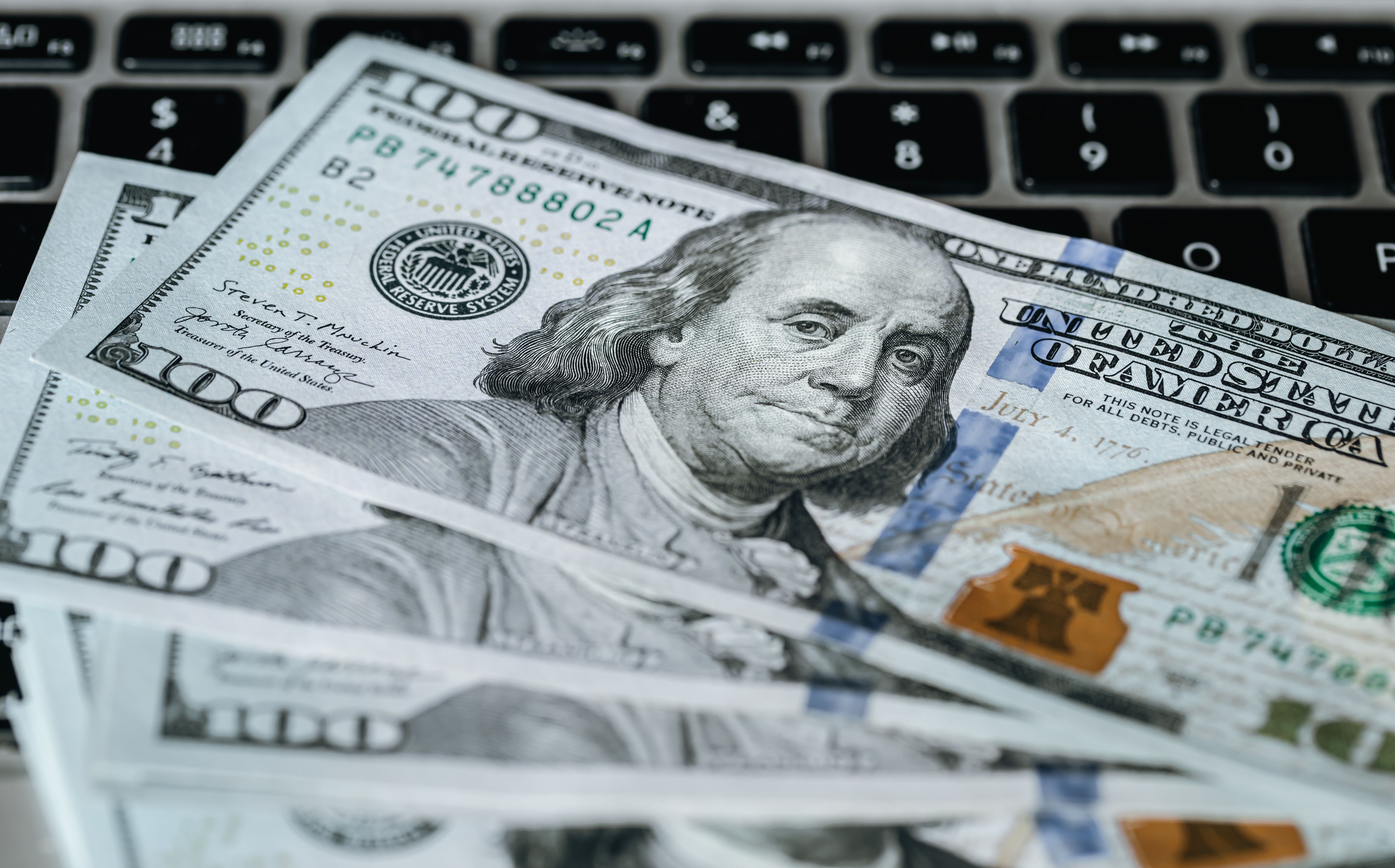 Ibovespa e dólar fecham em alta em meio às incertezas globais; veja