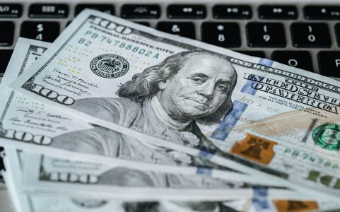 Dólar encerrou o mês abaixo dos R$ 5,00