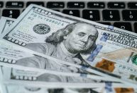 Dólar cai quase 1% e atinge o menor patamar em mais de dois anos