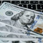 Ibovespa e dólar fecham em alta em meio às incertezas globais; veja