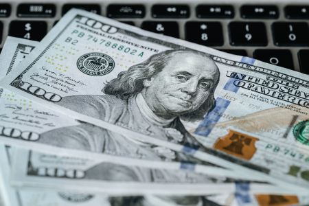 Dólar cai quase 1% e atinge o menor patamar em mais de dois anos