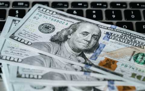 Dólar encerrou o mês abaixo dos R$ 5,00