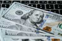 Dólar cai para R$ 5,08 com investidores atentos a guerra no Oriente Médio