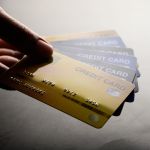 Por que envolver cartões de débito e crédito em papel alumínio é recomendado e para que serve