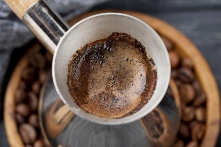 Vista de cima em close up de café sendo coado