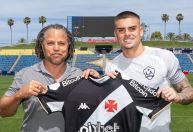 A lenda dos EUA que jogou no Vasco e posou com camisa do clube ao lado de Gabriel Pec