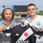 A lenda dos EUA que jogou no Vasco e posou com camisa do clube ao lado de Gabriel Pec