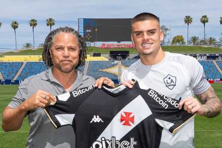 Cobi Jones ao lado de Gabriel Pec com a camisa do Vasco
