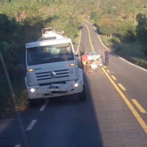 O carro em que as vítimas estavam colidiu na traseira de um caminhão parado às margens da rodovia