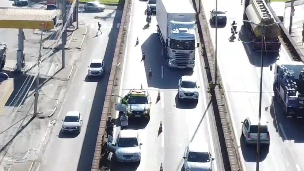 Acidente com motos e carro deixa feridos em Contagem; vídeo