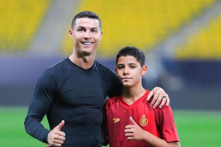 Cristiano Ronaldo ao lado do filho no Al-Nassr