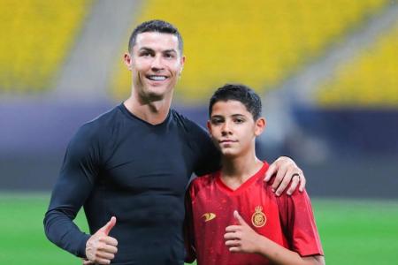 Cristiano Ronaldo ao lado do filho no Al-Nassr