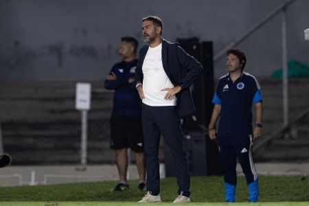 Artur Jorge, técnico do Cruzeiro, terá que fazer mudanças no time