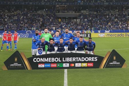 Time do Cruzeiro contra a Católica no Mineirão