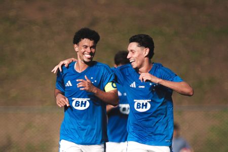 Rhuan Gabriel (esquerda) celebra um de seus gols pelo Cruzeiro Sub-20