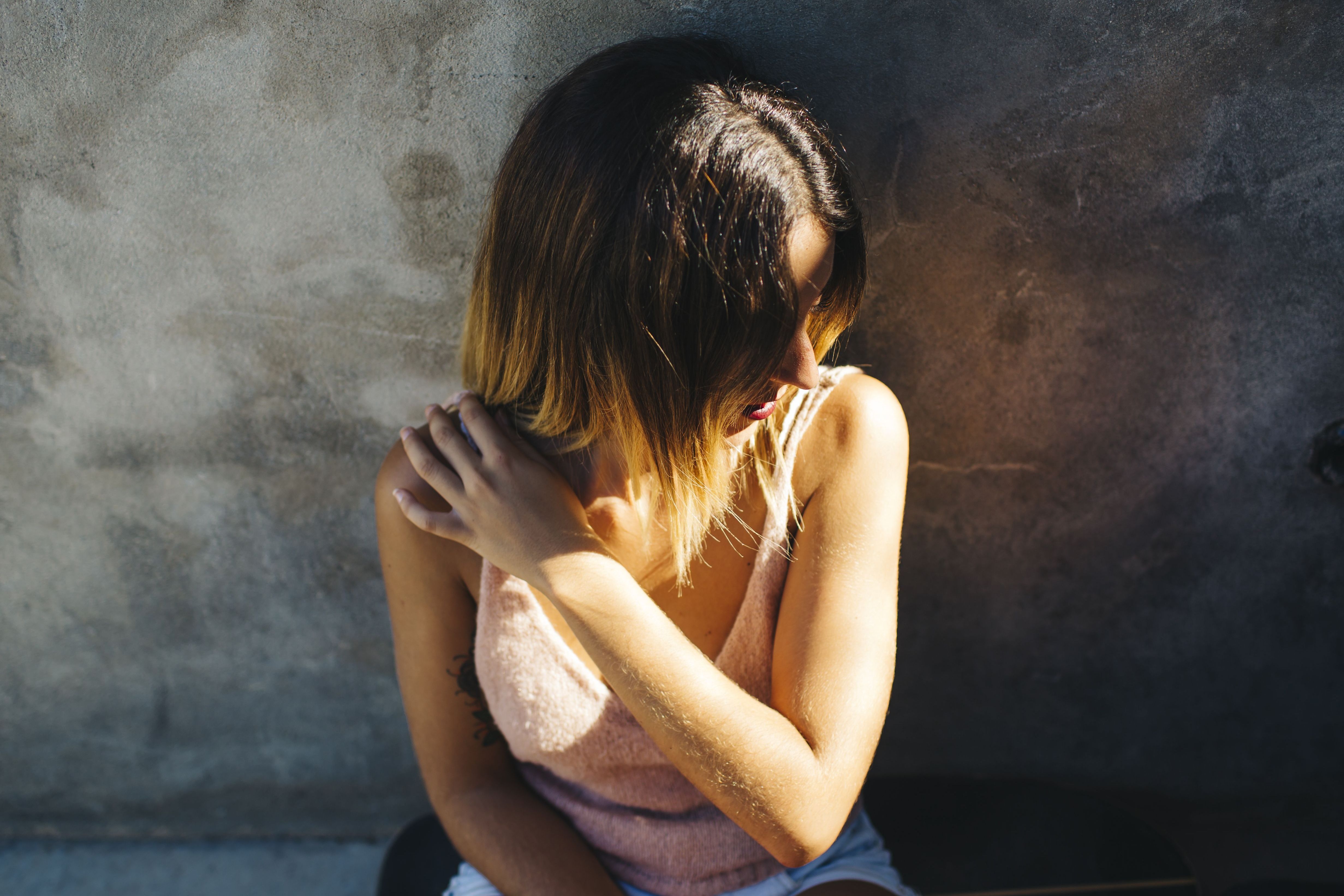 Automutilação atinge 50% de adolescentes trans no Brasil, diz estudo
