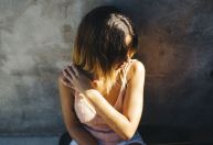 Automutilação atinge 50% de adolescentes trans no Brasil, diz estudo