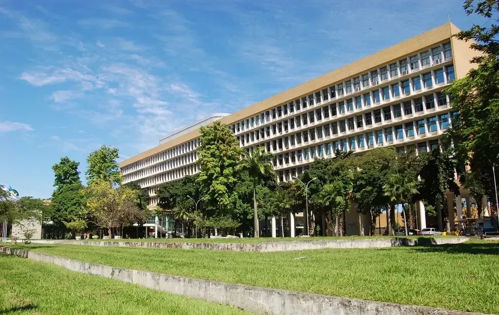 UFRJ lança guia gratuito com informações sobre 175 cursos de graduação