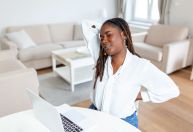 Dor nas costas: médico lista alongamentos e ensina estratégia para a rotina