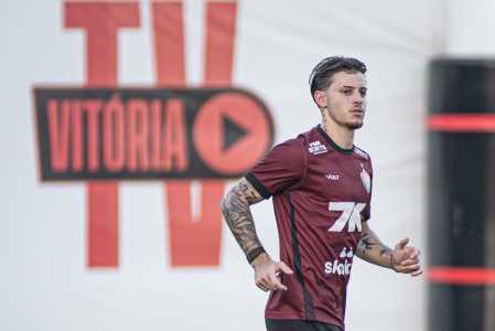 Atacante Diego Tarzia durante treino do Vitória