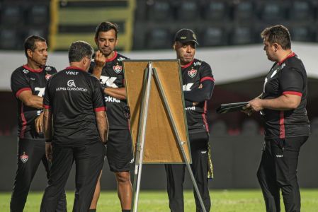 Jair Ventura e comissão técnica durante treino do Vitória