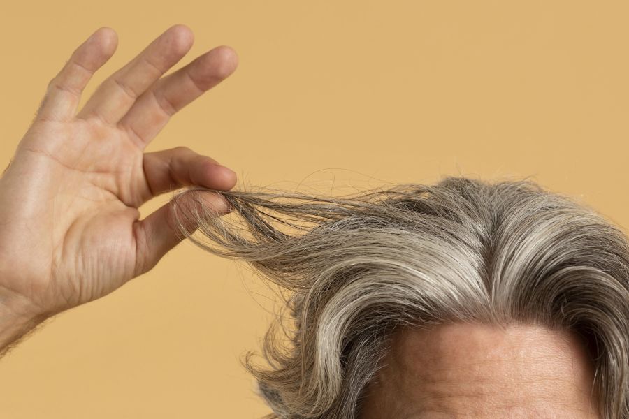 Entenda o mito: arrancar um fio de cabelo branco faz com que outros cresçam?