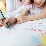 Letra cursiva melhora memória e aprendizado de crianças, dizem especialistas
