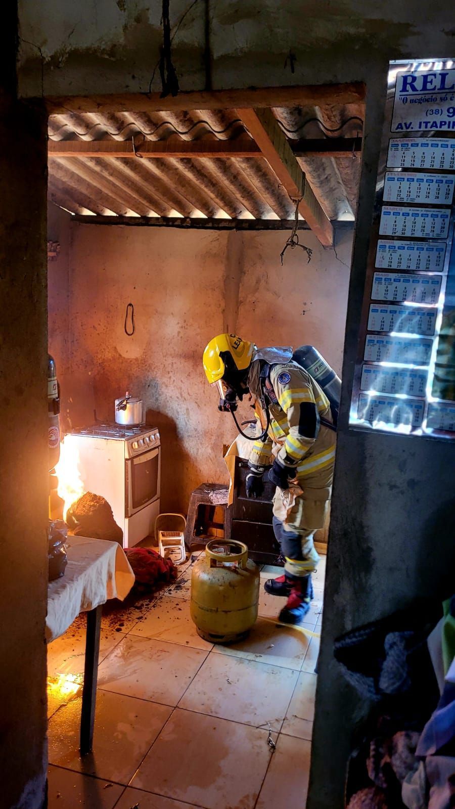 Explosão após troca de botijão assusta moradores em Bonito de Minas