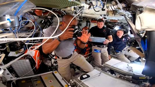 Jeremy Hansen, Reid Wiseman e Victor Glover trabalham na missão Artemis II a caminho da Lua • Nasa
