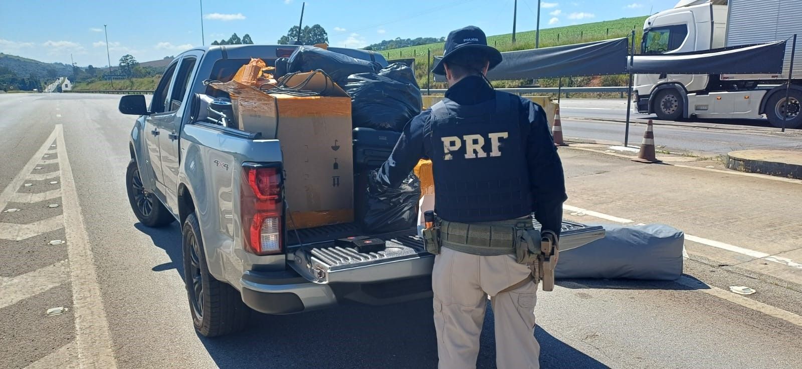 Carro de prefeitura é flagrado com mercadorias sem nota fiscal em rodovia do Sul de Minas
