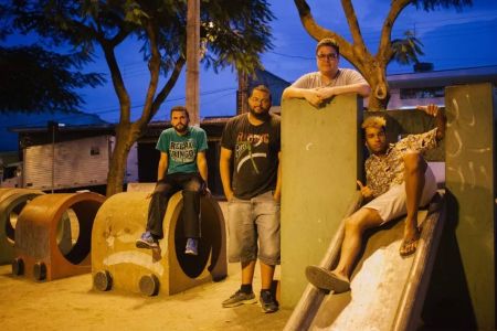 Criada em 2009, a Filmes de Plástico é uma produtora mineira de Contagem, hoje sediada em Belo Horizonte, formada pelos diretores André Novais Oliveira, Gabriel Martins, Maurílio Martins e pelo produtor Thiago Macêdo Correia. • Filmes de Plástico/ Divulgação