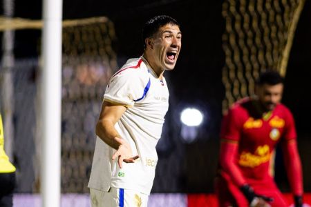 Atacante Juan Miritello em campo pelo Fortaleza