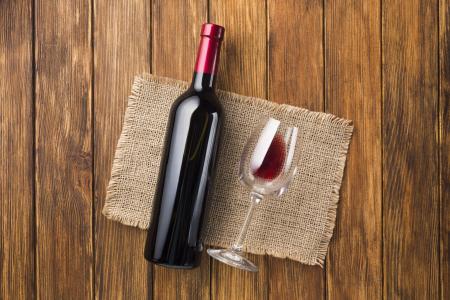 Garrafa e taça de vinho
