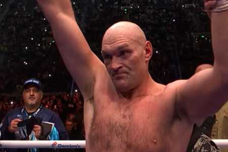 Tyson Fury celebra vitória por Arslanbek Makhmudov